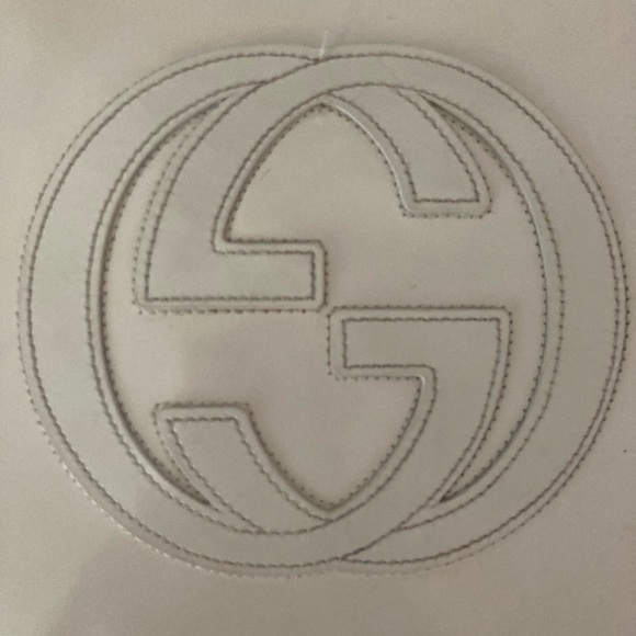 💕👛GUCCI GG EMBOSSED ZIP UP CLUTCH👛💕 - Picture 5 of 16